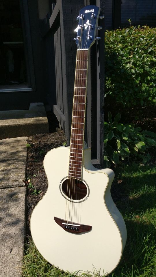 Yamaha APX600 VW Thin Body Acoustic-Electric Guitar, Vintage White